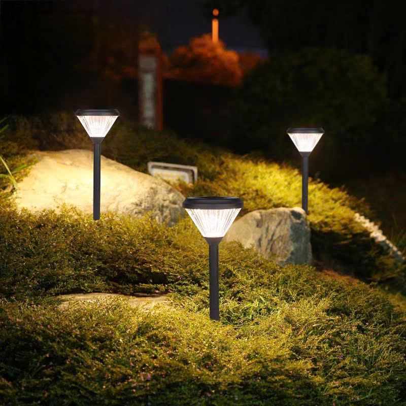 Đèn ghim cở trang trí được làm từ chất liệu nhựa ABS cao cấp có khả năng chống nước, chống bụi đạt chuẩn IP65. Đảm bảo hoạt động ổn định dưới mọi điều kiện thời tiết. Phần ghim chắc chắn giúp người dùng dễ dàng cắm xuống nền cỏ, đất hay sỏi mà không cần dụng cụ hỗ trợ.