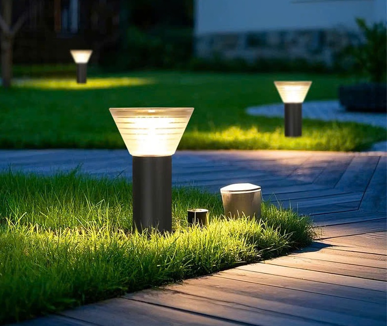 Đèn trụ Led lấy cảm hứng từ hình dáng chiếc nấm thiên nhiên độc đáo, phần chụp đèn được thiết kế theo dạng loe ngược, tạo hiệu ứng ánh sáng tỏa đều và mềm mại. Kết hợp cùng thân đèn trụ tròn cứng cáp, đèn trụ cây nấm vừa mang nét hiện đại, vừa giữ được sự tinh tế, nhẹ nhàng trong từng đường nét.