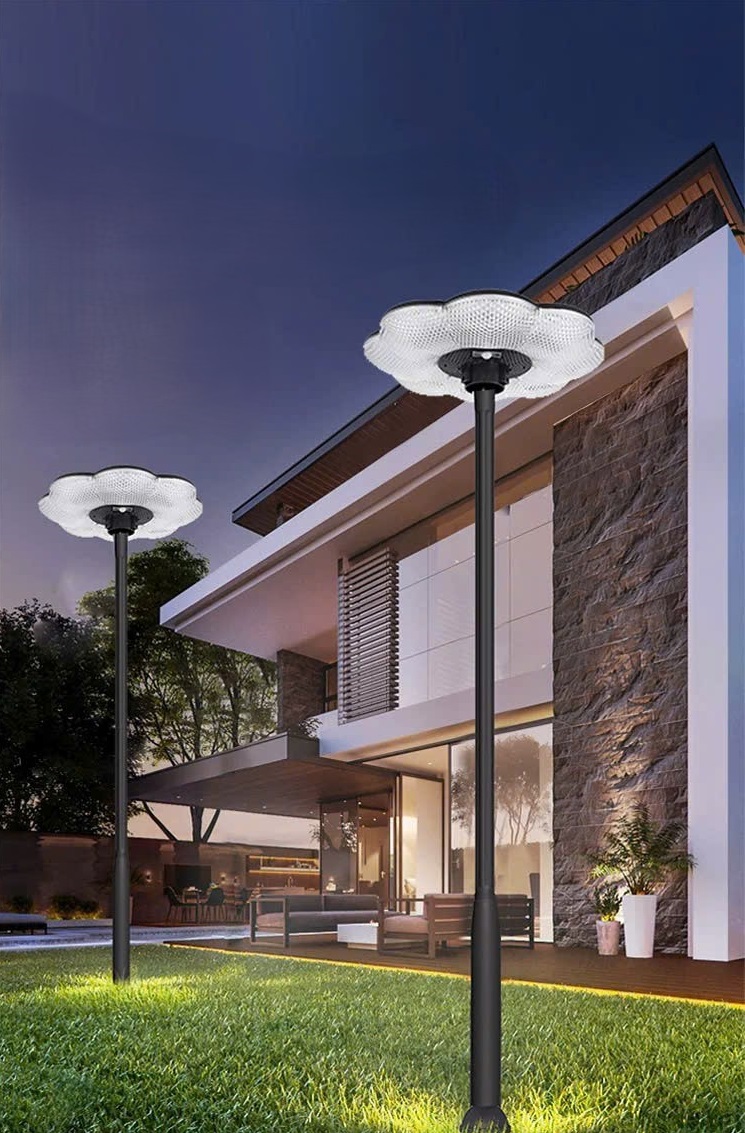 Đèn trụ đường lấy cảm hứng từ hình dáng bông hoa độc đáo, mẫu đèn trụ đường LED sở hữu kiểu dáng thanh thoát với phần chao đèn hình hoa, tạo hiệu ứng ánh sáng lan tỏa mềm mại và đều khắp. Thân đèn được làm từ hợp kim nhôm sơn tĩnh điện cao cấp, mang lại độ bền vượt trội trước mọi điều kiện thời tiết, đồng thời giúp tổng thể trở nên sang trọng và tinh tế.