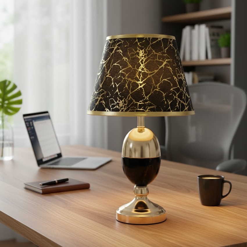 Đèn bàn trang trí chao vải họa tiết vân vàng sang trọng – tinh tế – đầy cá tính. Là lựa chọn hoàn hảo cho những không gian nội thất đẳng cấp. Với thiết kế độc đáo, chiếc đèn này toát lên vẻ đẹp quyền quý nhờ sự kết hợp hài hòa giữa sắc đen huyền bí và vàng kim sang trọng. Tạo nên điểm nhấn nổi bật giữa không gian sống hoặc làm việc.