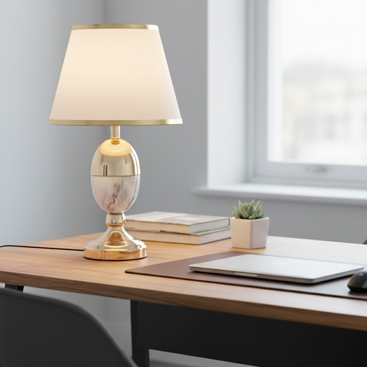 Đèn để bàn chao vải vân đá mang phong cách thiết kế tinh giản nhưng đầy cuốn hút. Đèn để bàn là điểm nhấn hoàn hảo cho không gian sống hiện đại. Với sự kết hợp giữa sắc trắng tinh khôi của chao vải và ánh vàng kim sang trọng của thân đèn. Sản phẩm này không chỉ mang lại ánh sáng ấm áp mà còn tạo cảm giác thanh lịch, đẳng cấp cho mọi căn phòng.