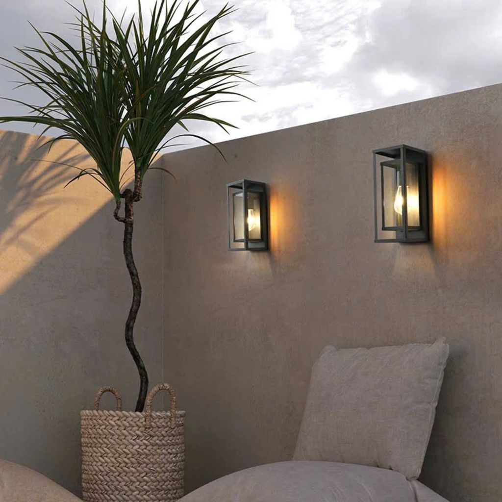 Đèn tường trang trí với thiết kế vuông vức, khung kim loại đen kết hợp ánh sáng vàng ấm. Chiếc đèn tường trang trí này mang lại cảm giác vừa hiện đại, vừa gần gũi, lý tưởng cho không gian ban công, sân vườn hay phòng khách. Lumina Wall Light được chế tác từ chất liệu kim loại cao cấp phủ lớp sơn tĩnh điện chống gỉ, giúp đèn bền bỉ trước mọi điều kiện thời tiết. Thiết kế khung vuông mở nhẹ tạo chiều sâu thị giác, mang đến cảm giác nhẹ nhàng nhưng vẫn vững chắc. Ánh sáng vàng dịu lan tỏa qua lớp kính trong suốt, giúp không gian trở nên ấm cúng và thư giãn hơn.