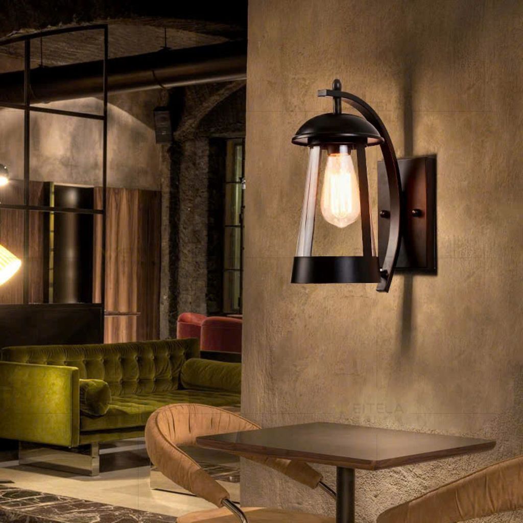 Đèn tường trang trí ánh sáng dịu nhẹ phản chiếu lên bề mặt tường, tạo nên một không gian ấm cúng và cuốn hút. Phù hợp cho những ai yêu thích phong cách decor vintage – industrial hiện đang là xu hướng trong thiết kế nội thất cao cấp.