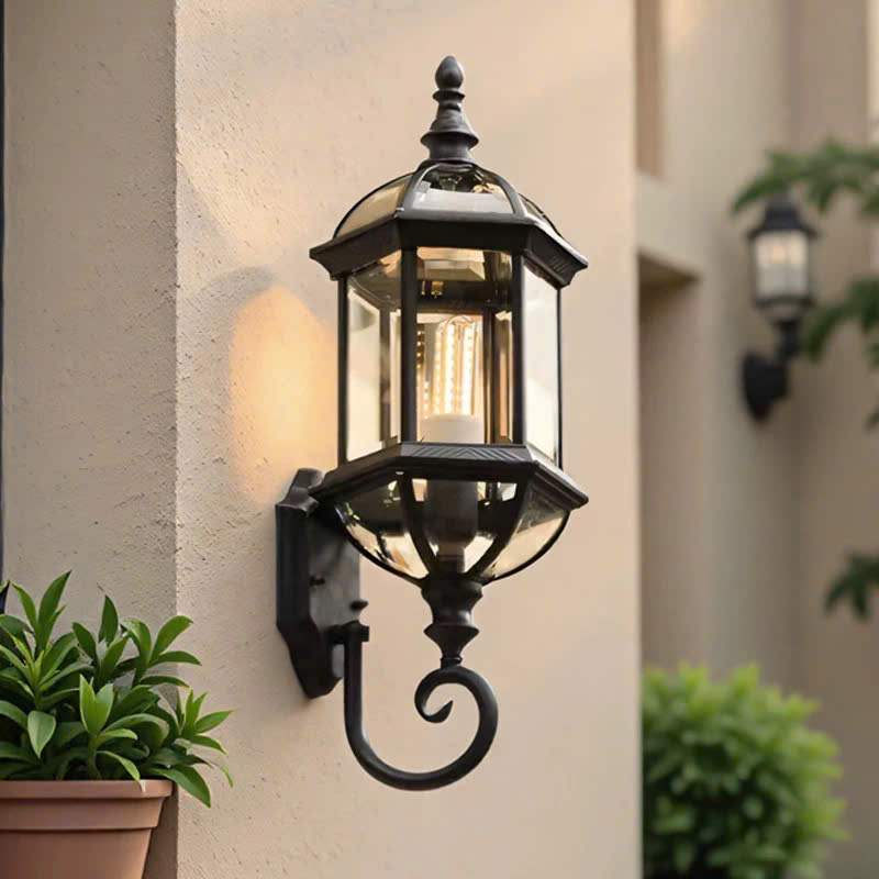 Đèn tường phong cách Châu Âu hình hộp chao trong suốt là mẫu đèn mang phong cách cổ điển pha hiện đại, nổi bật với thiết kế hình hộp thanh thoát và khung kim loại sắc sảo. Từng đường cong nhẹ ở phần tay đỡ, kết hợp cùng mặt kính trong suốt, mang đến vẻ đẹp vừa trang nhã, vừa ấm áp – phù hợp với mọi phong cách kiến trúc từ cổ điển, tân cổ điển đến sân vườn kiểu châu Âu.