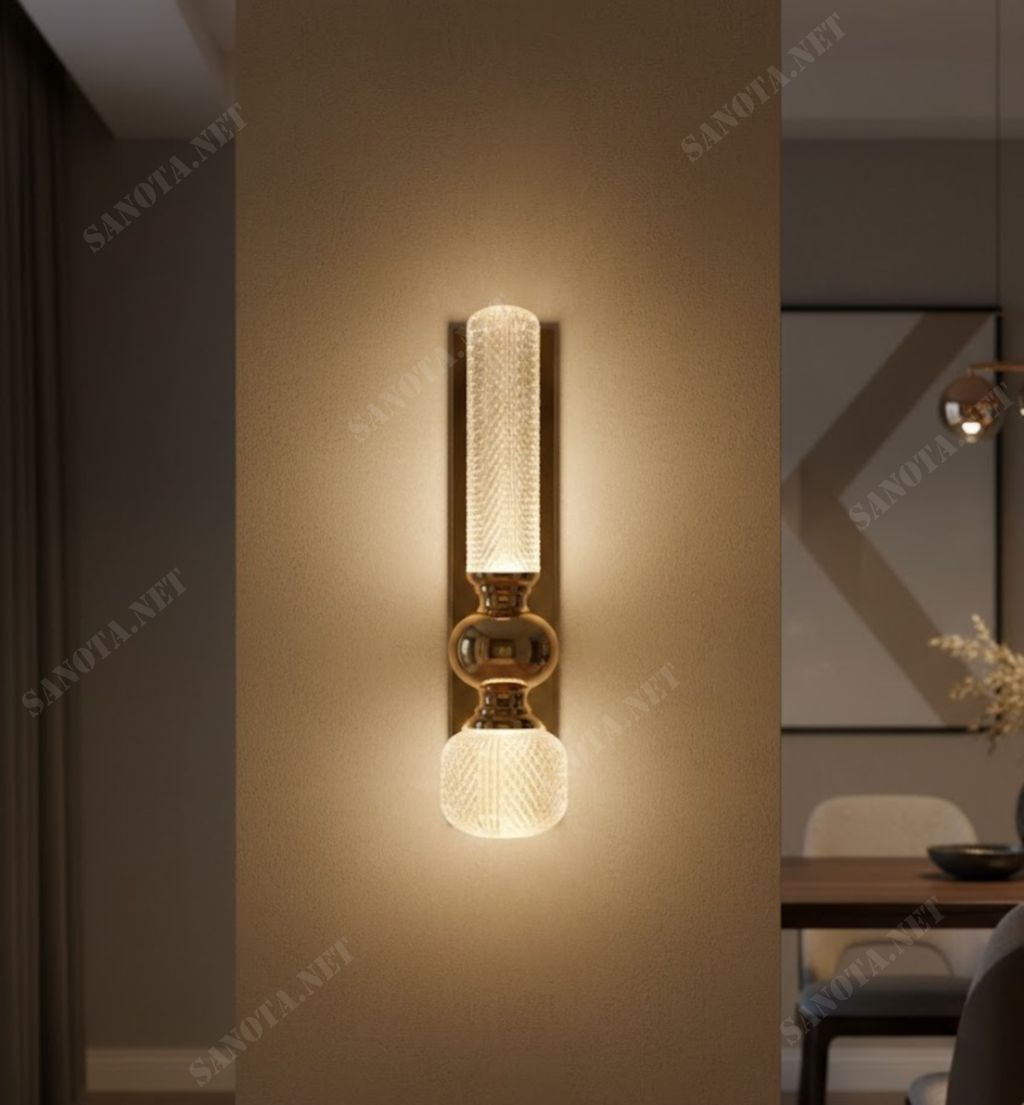 Đèn tường pha lê hiện đại là sự kết hợp hoàn hảo giữa công năng và thẩm mỹ. Mang lại cho không gian vẻ đẹp mới mẻ, ấm áp và đậm tính nghệ thuật