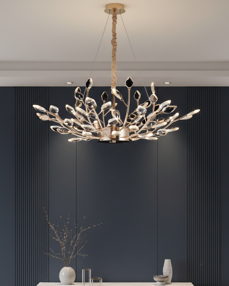 Đèn chùm pha lê tán lá kim sang trọng SNT6238 - phủ lớp hoàn thiện ánh vàng sang trọng, tạo nên nền tảng vững chắc cho hệ thống “cành lá” tỏa ra đều...