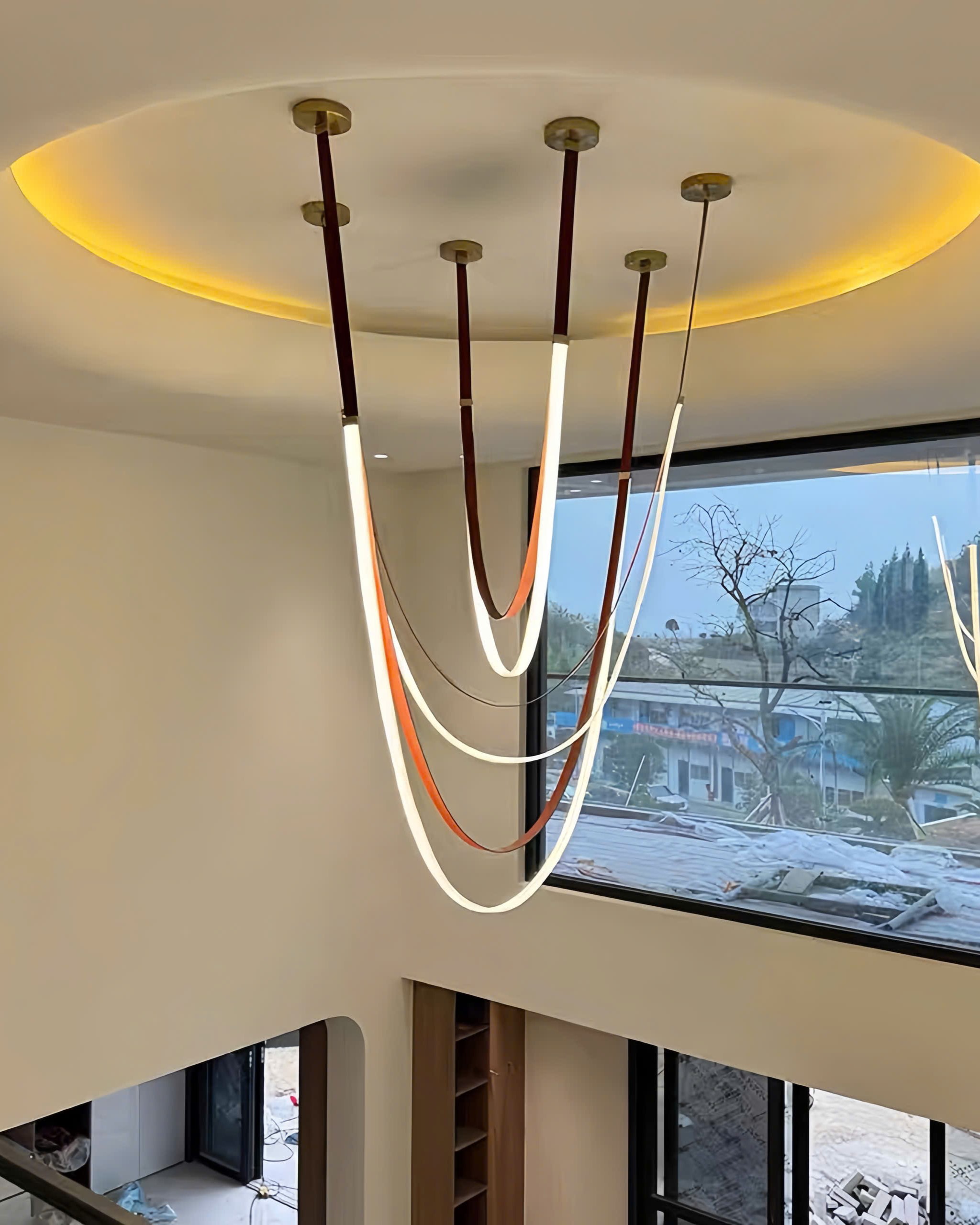 Đèn thả thông tầng dây da hiện đại SNT6306 nổi bật với cấu trúc treo trần lạ mắt. Mô phỏng hình ảnh những chiếc dây đai được uốn cong duyên dáng.....