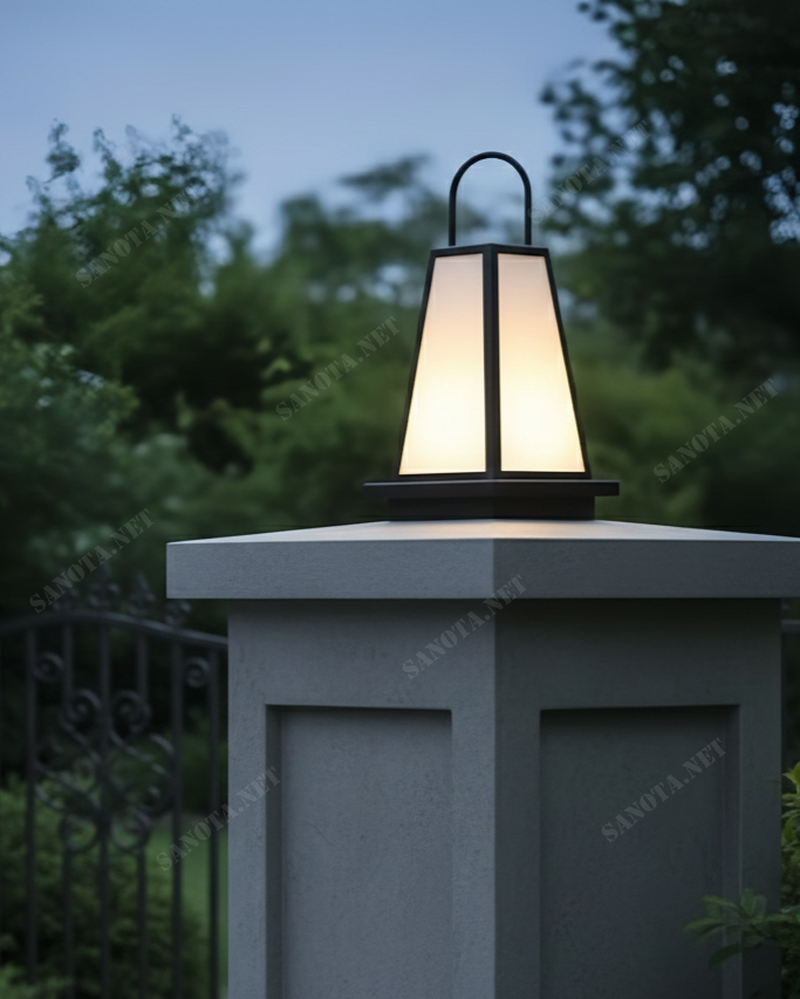 Đèn trụ cổng phong cách Tân Á Đông SNT6318 sở hữu kiểu dáng hình thang trụ đứng độc đáo. Kết hợp hài hòa giữa nét truyền thống Á Đông....