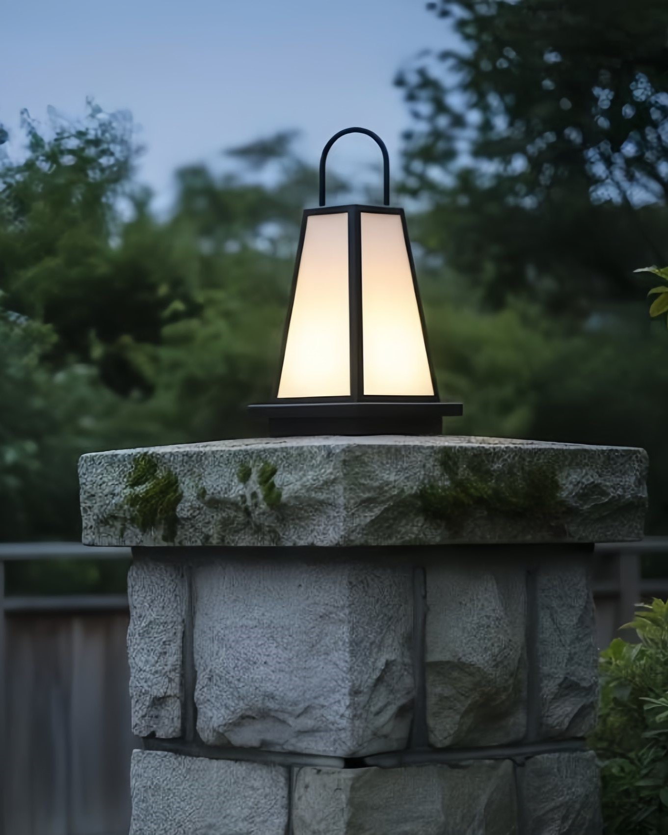 Đèn trụ cổng phong cách Tân Á Đông SNT6318 sở hữu kiểu dáng hình thang trụ đứng độc đáo. Kết hợp hài hòa giữa nét truyền thống Á Đông....